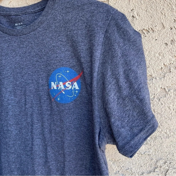 NASA Men’s Charcoal Gray Pocket Logo Short Sleeve Graphic T-shirt Size Medium - Picture 3 of 5
